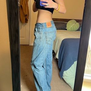 Loose Levi’s straight leg